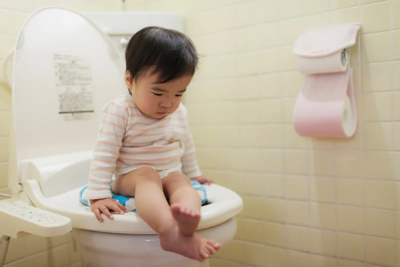 Si Kecil  sedang buang air besar di kamar mandi