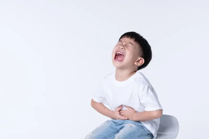Cari tahu pertolongan pertama sembelit pada si Kecil agar BAB-nya kembali lancar.