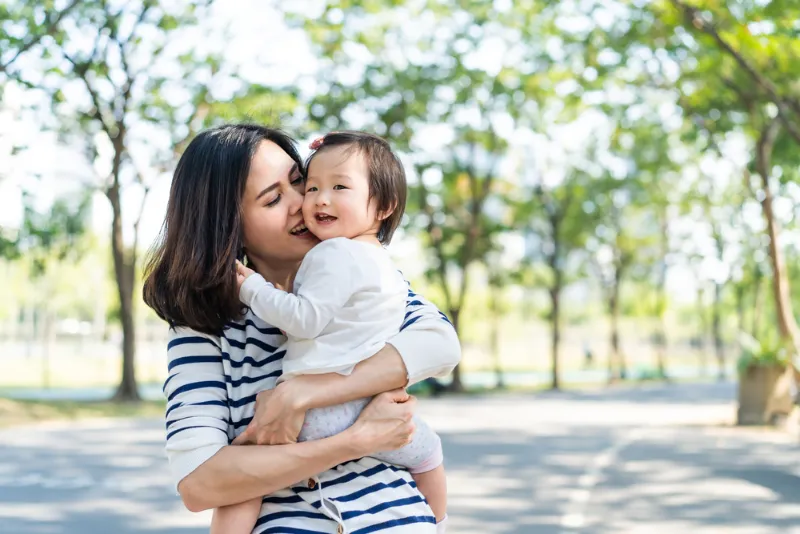 Sering-seringlah memeluk si Kecil untuk mendukung tahapan perkembangan anak menurut umurnya, Bu!