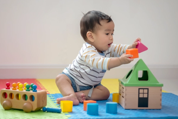 Bayi sedang bermain donat susun. Bayi sedang bermain donat susun.