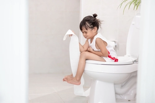 Anak perempuan BAB di toilet