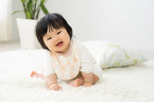 Bayi sedang duduk Bayi sedang duduk