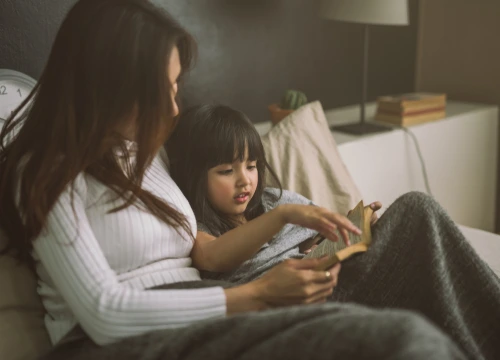 Anak dan Ibu sedang membaca dongeng. Anak dan Ibu sedang membaca dongeng.