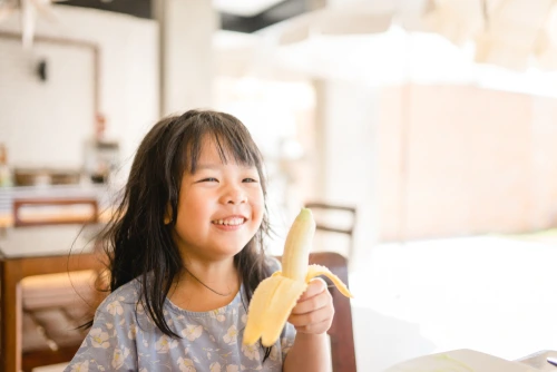 Anak sedang makan buah pisang. Anak sedang makan buah pisang.