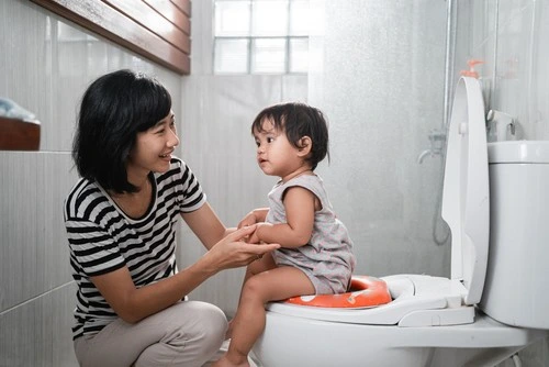 Ibu menemani anak BAB di toilet. Ibu menemani anak BAB di toilet.