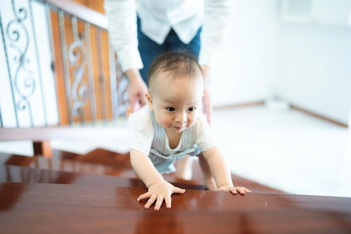 Bayi 9 bulan belum bisa merangkak