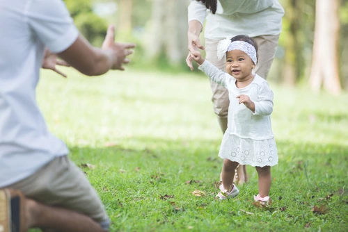 Stimulasi anak 1 tahun belajar jalan Stimulasi anak 1 tahun belajar jalan