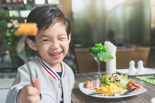 Anak laki-laki sedang makan Anak laki-laki sedang makan