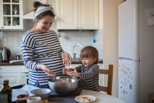 Anak laki-laki membantu Ibu membuat kue di dapur. Anak laki-laki membantu Ibu membuat kue di dapur.