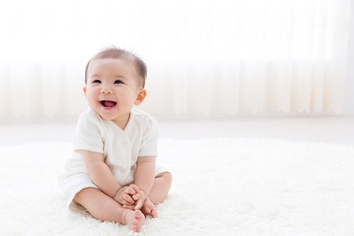 Bayi laki-laki sedang duduk. Bayi laki-laki sedang duduk.